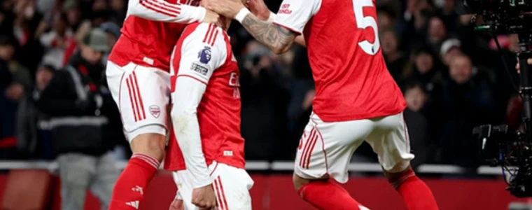 Sân vận động mái vòm ở Cardiff với khán đài đỏ và xanh trước trận Siêu cúp Anh 2026 giữa Arsenal và Manchester City